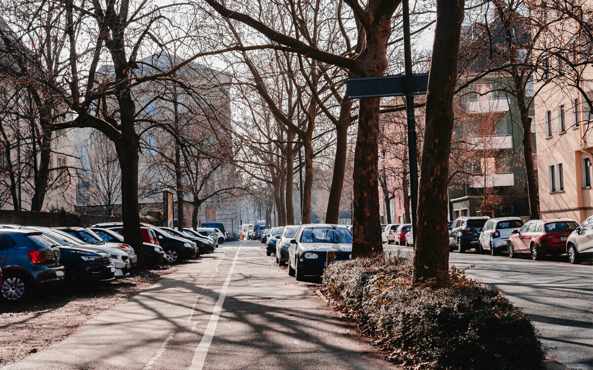 Der Fahrradweg in der Ottostraße in Würzburg Der Fahrradweg in der Ottostraße in Würzburg